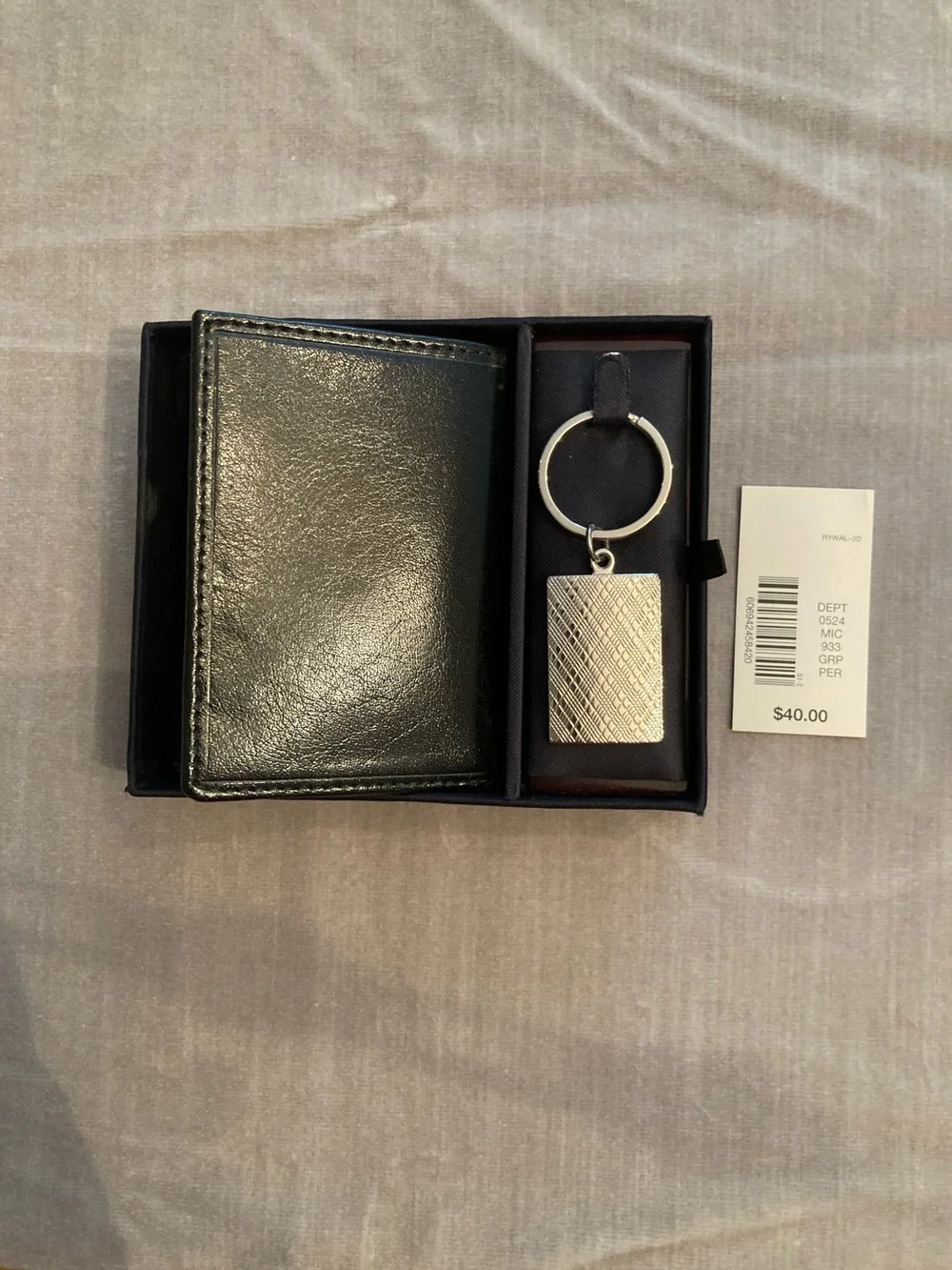 Men's Black Leather Bifold Wallet with Textured Silver Keyring